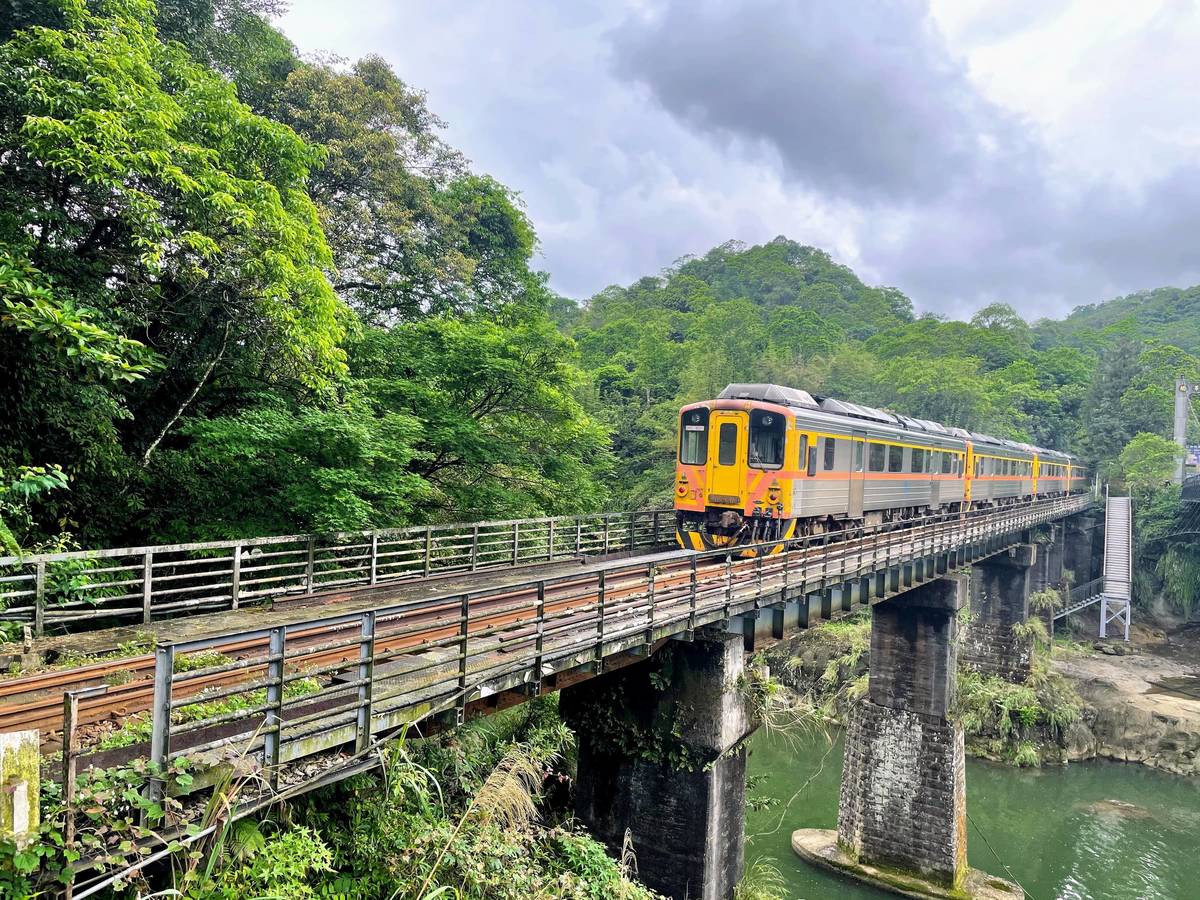 觀瀑吊橋全平溪線上可與火車平行對望的吊橋