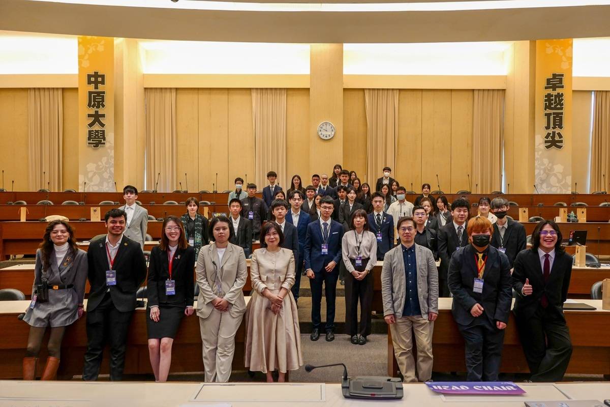 CYCUMUN_2025與會代表合影留念，展現青年外交新世代的朝氣與團結。
(中原大學提供)