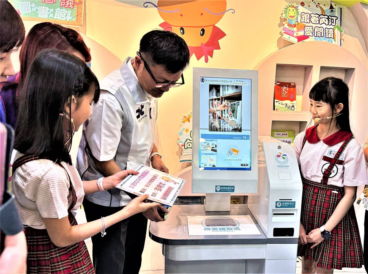 教育局長張明文體驗自助借還圖書，一次可以借閱15本書