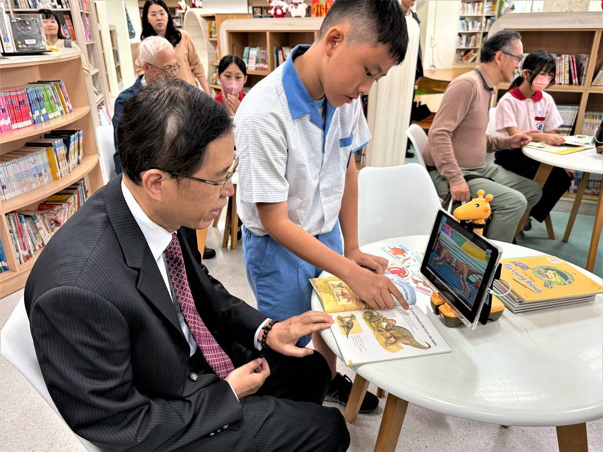臺灣師大宋曜廷副校長參與文德國小校園閱讀週體驗活動