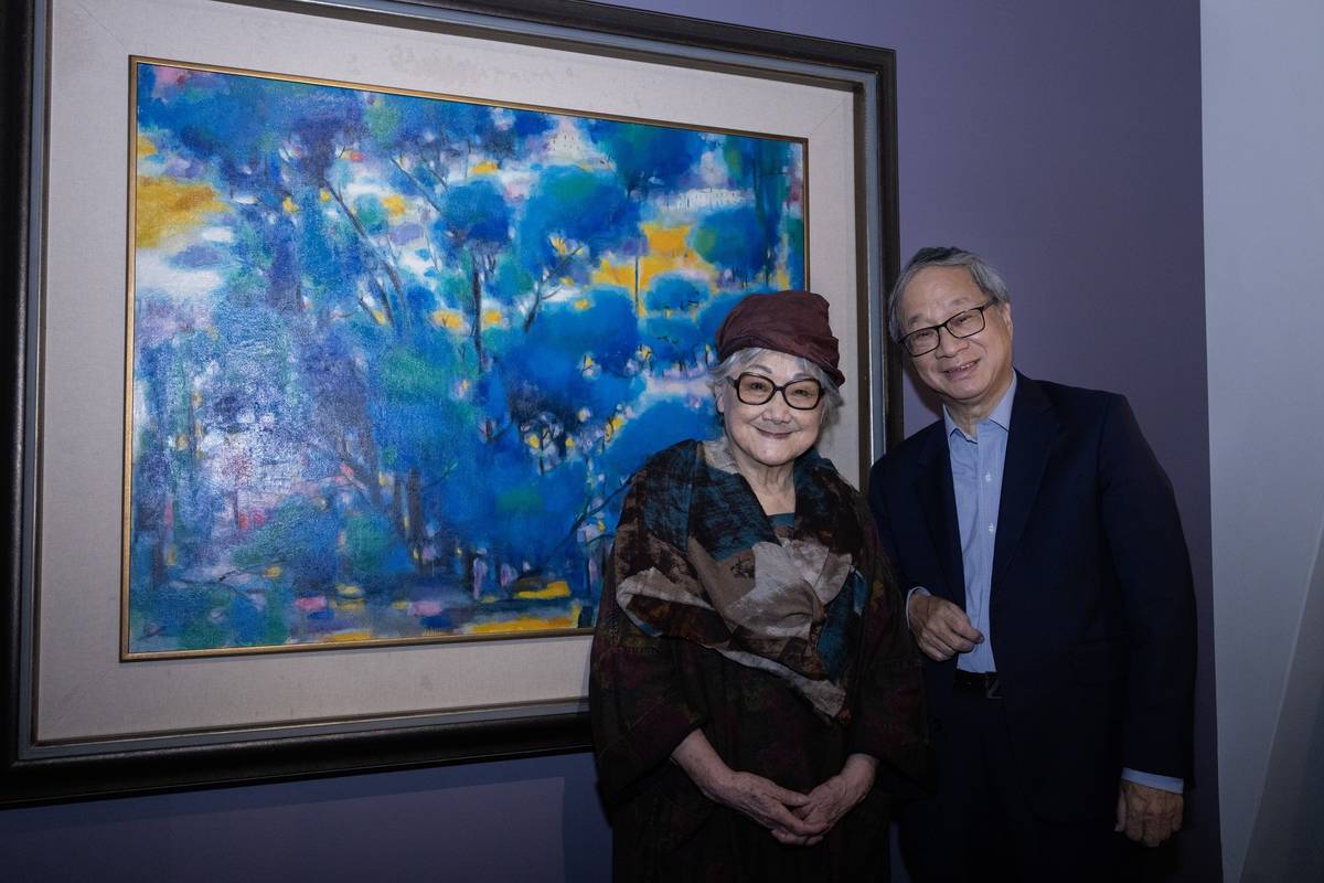 文化部長李遠（右）與藝術家鍾桂英在畫作〈藍的情趣〉前合影