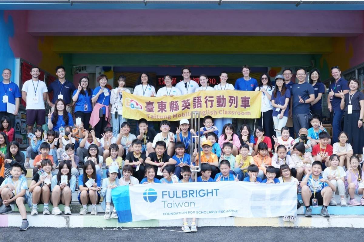 臺東縣英語行動列車團隊與學術交流基金會合作舉辦1日主題英語營隊，吸引縣內7所國小近60位學生熱情參與。