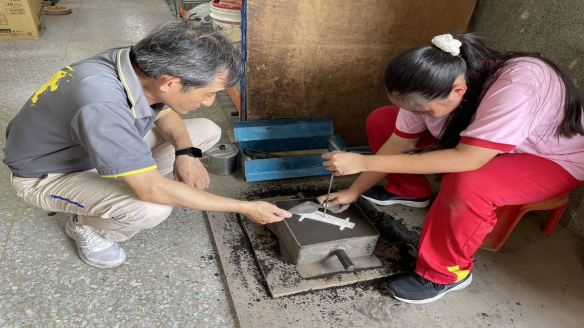 老師蔡鴻曉指導陳羽婕鑄造技術。（圖:劉文珍）