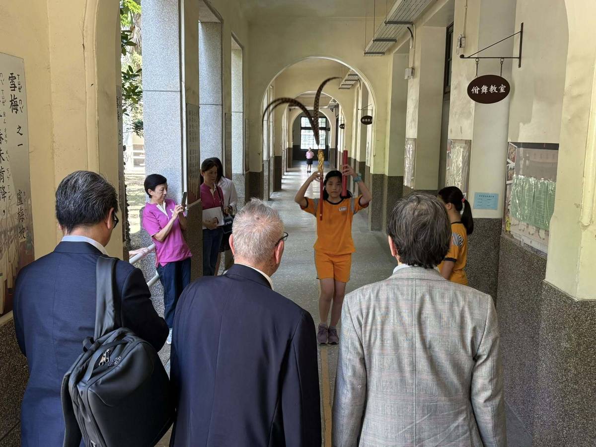 日本核子避難設施協會觀賞學生現場的佾舞表演