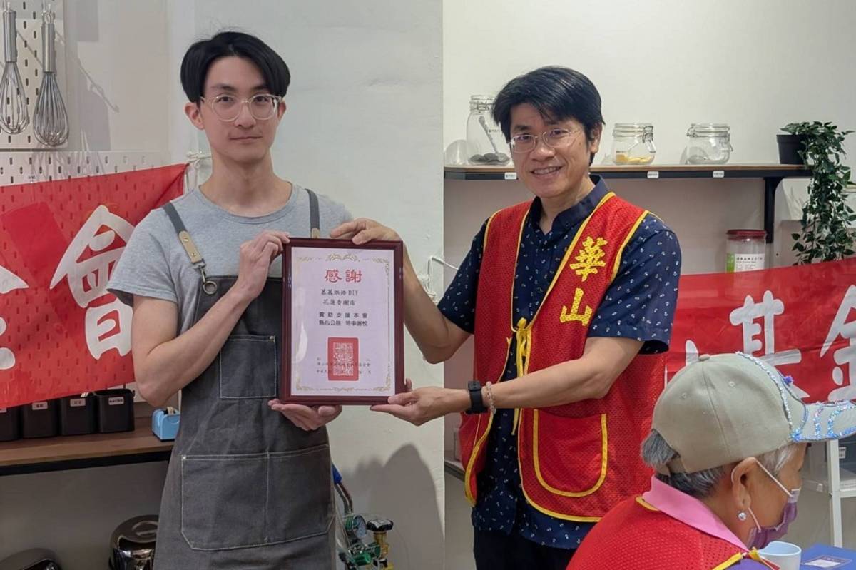 花蓮一站謝勇緯站長(右)贈送感謝狀給店長宋皓宇(左)