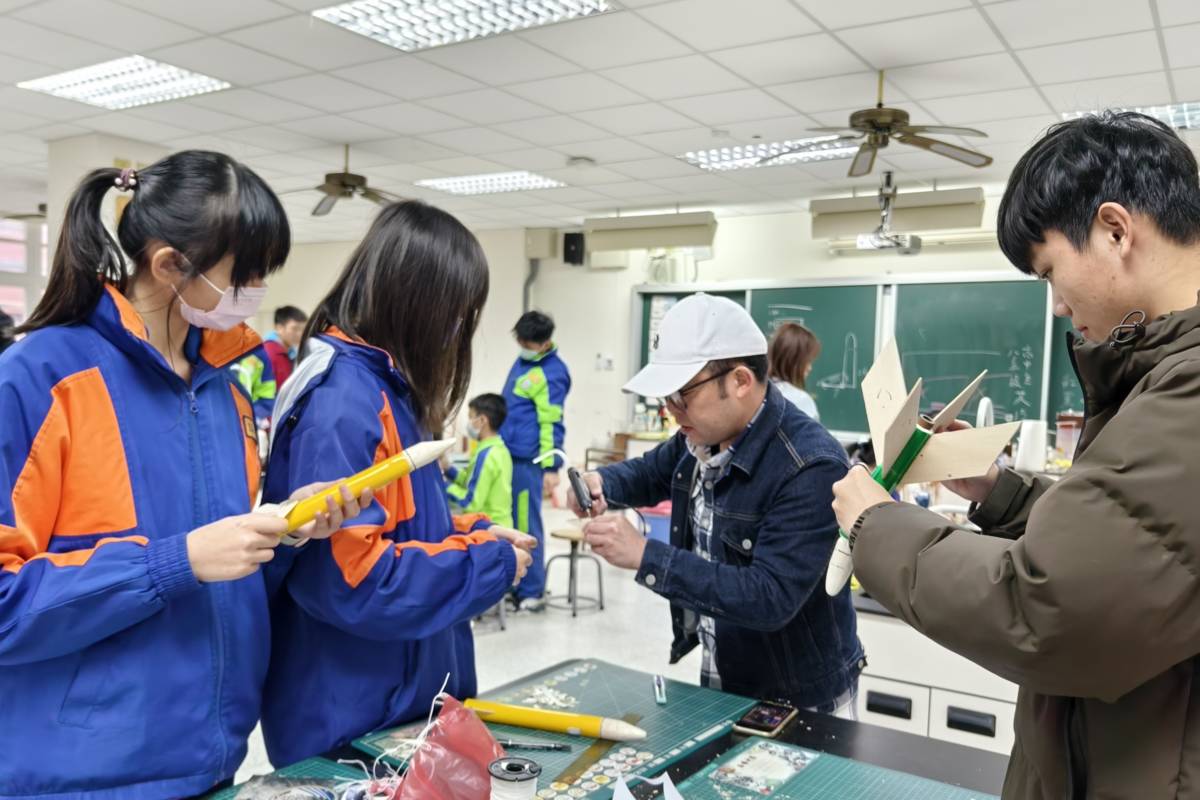 桃園市光明國中舉辦結合科學探究與動手實作的航太體驗營