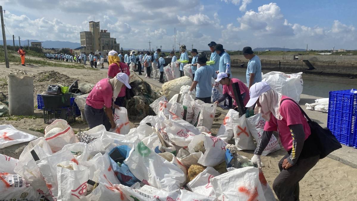 2021年起，海線一家親環保協會認養了苗栗苑裡2公里的海岸線，透過「海洋四部曲」計畫，帶領民眾親身走向海洋，理解污染源頭，並學習如何改變。