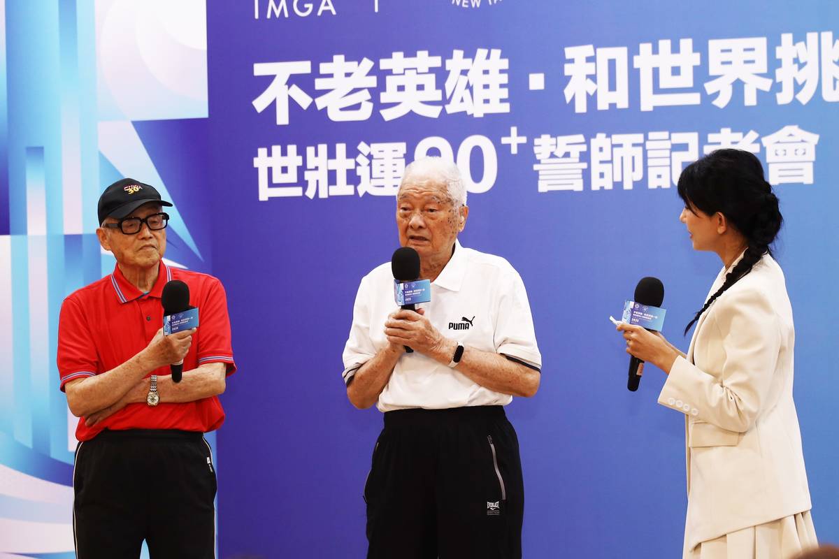 95歲選手陳彥地(左二)有信心可打破自己全國游泳比賽仰式保持紀錄