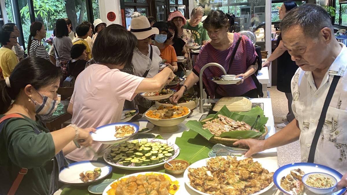 心雕灶咖的永續飲食將食魚教育融入菜色，藉由在地漁港的友善海鮮食譜，讓更多人認識在地海滋味。