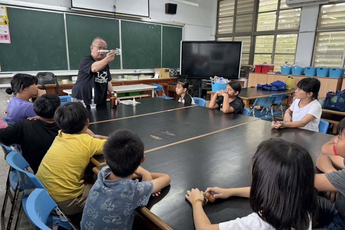 臺東縣大武國小將原自然教室改造成能源教室，備有40項能源教具，由老師設計教案，帶領小朋友們實際操。