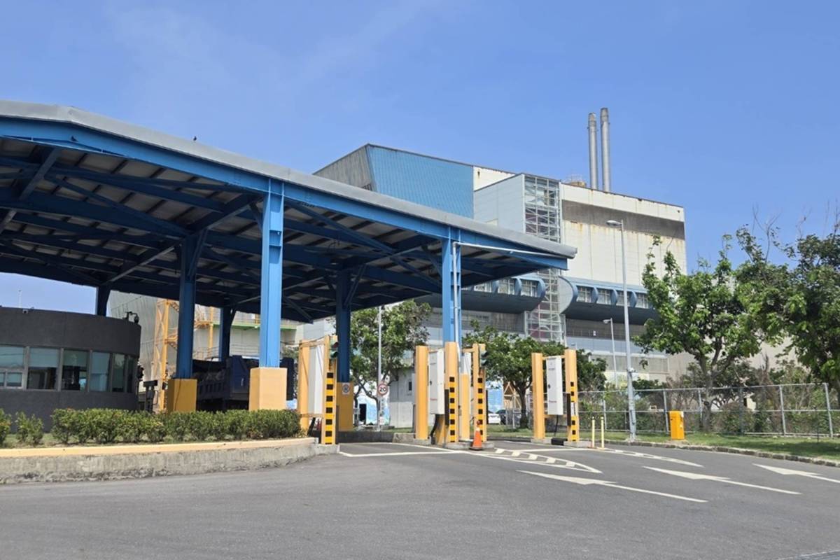 近日有民眾臺東縣焚化廠即時監測表上原有的「環評承諾加嚴標準」消失，質疑縣府放棄當初的環評承諾。