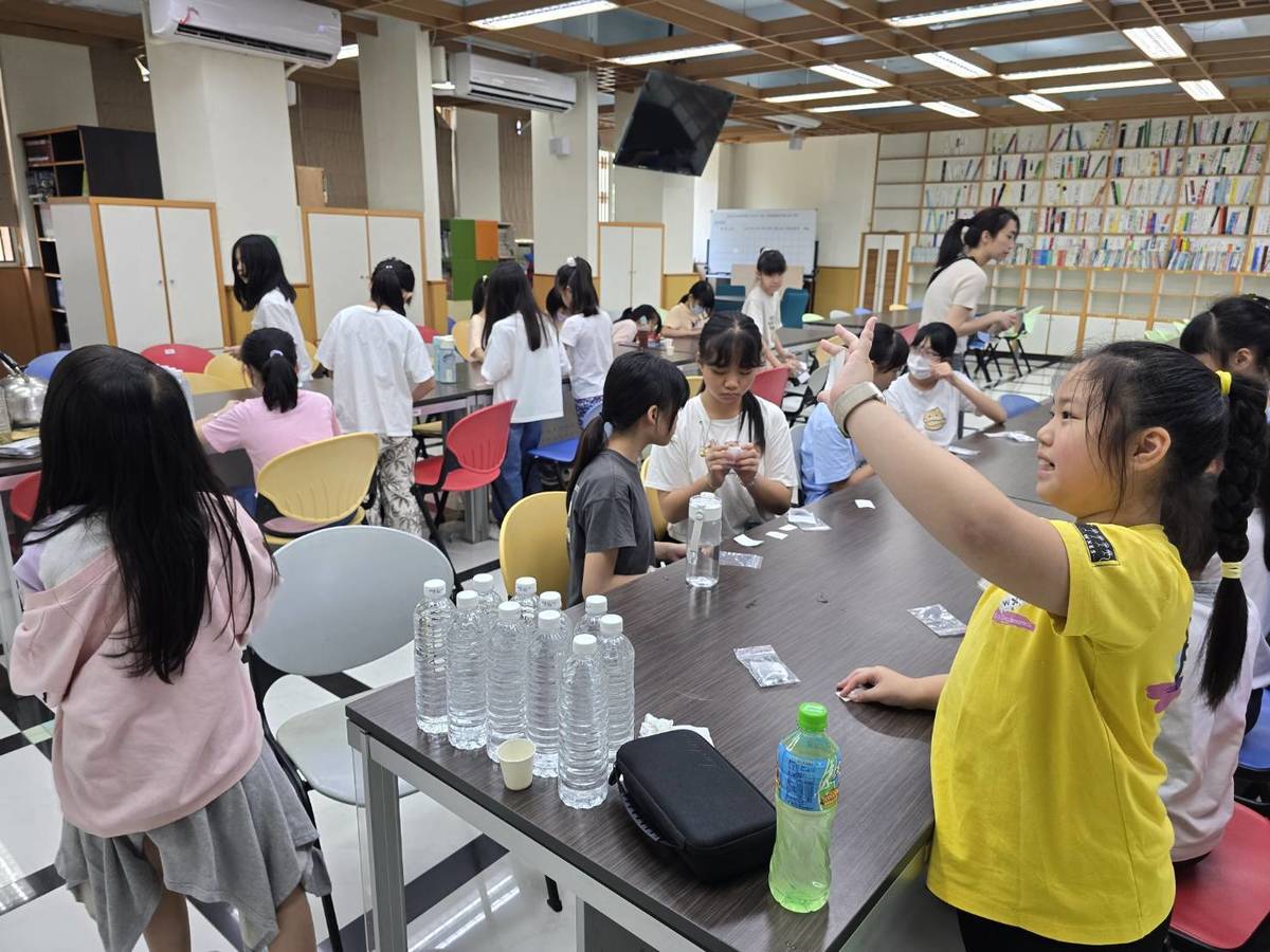 學生製作冷泡茶