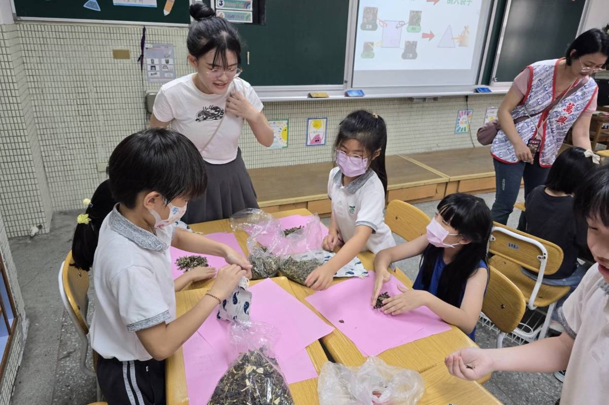 萬興國小舉辦翻轉上下課，由學生規劃課表、線上選課，學生體驗中藥香包DIY