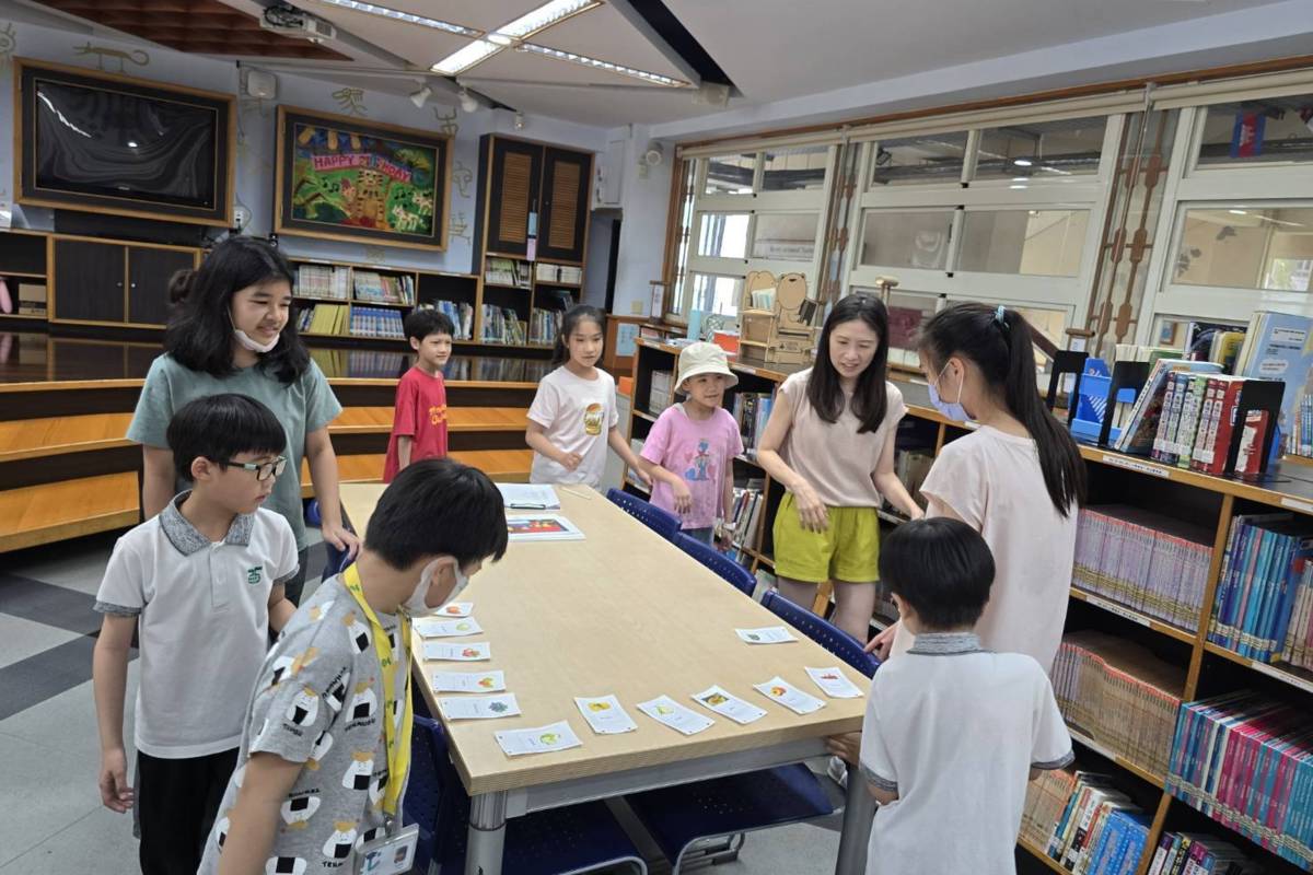 英語學習角由外師帶領學生進行口說練習
