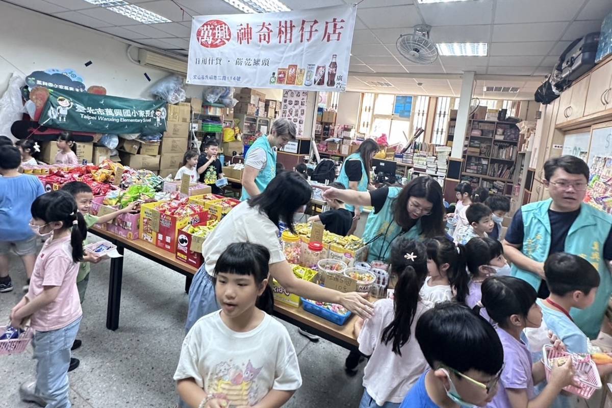 家長會復刻「神奇柑仔店」，學生用兌換券挑選喜愛的餅乾