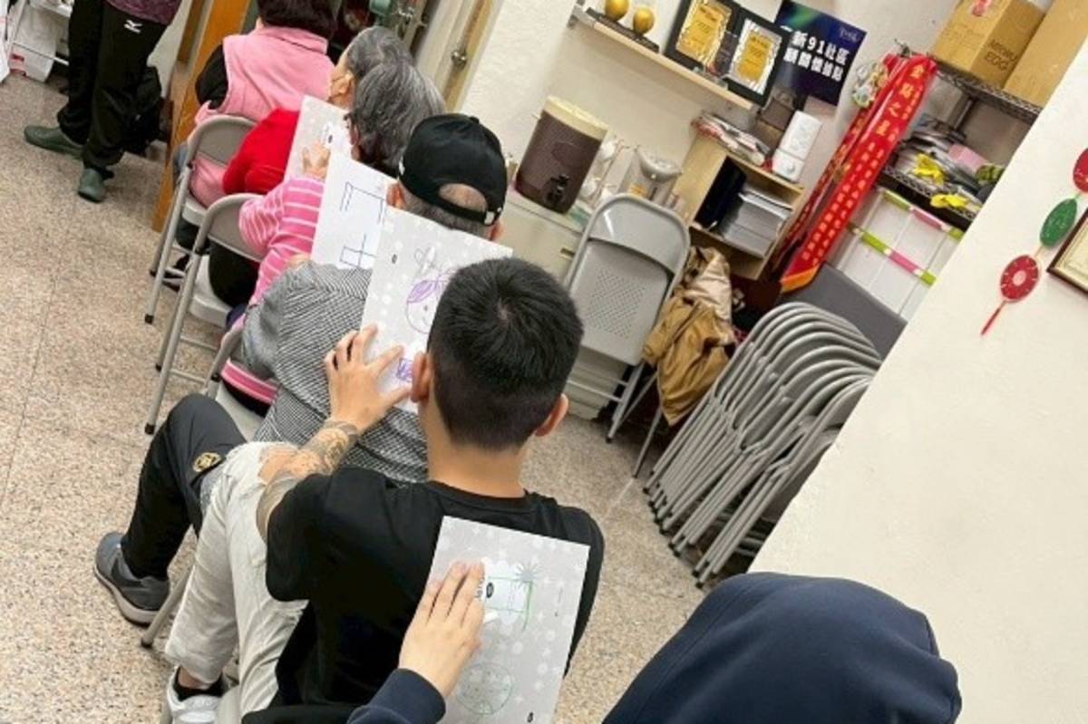南青陣學生與長者玩遊戲