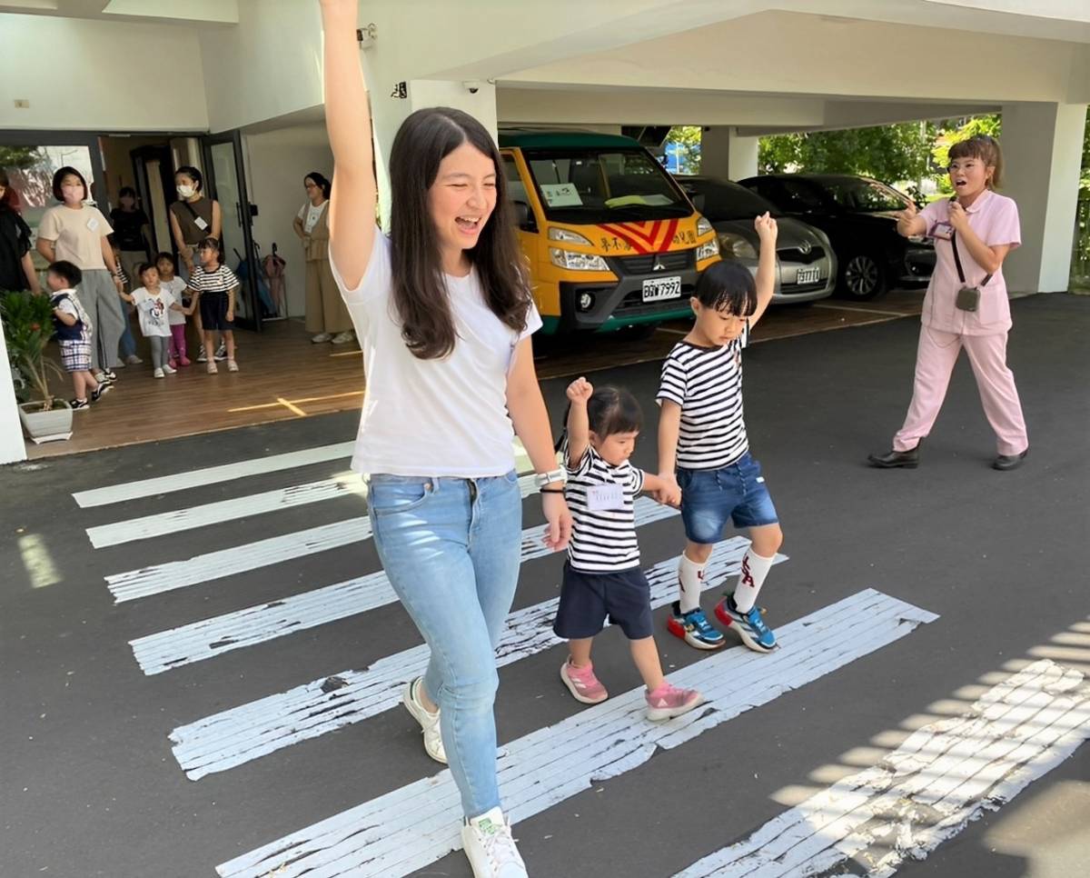 私立夢不落幼兒園建置交通安全行人過馬路情境，由大班學長姐引導幼幼班實境體驗過馬路