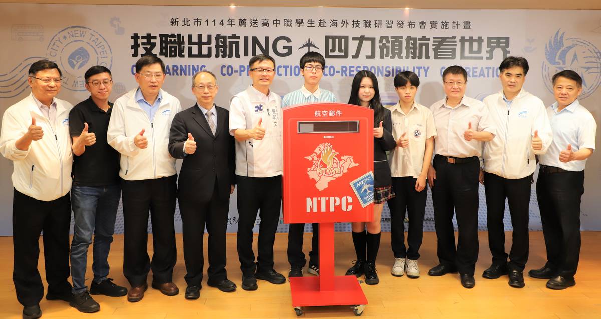 學生代表及長官共同封存未來承諾及期許