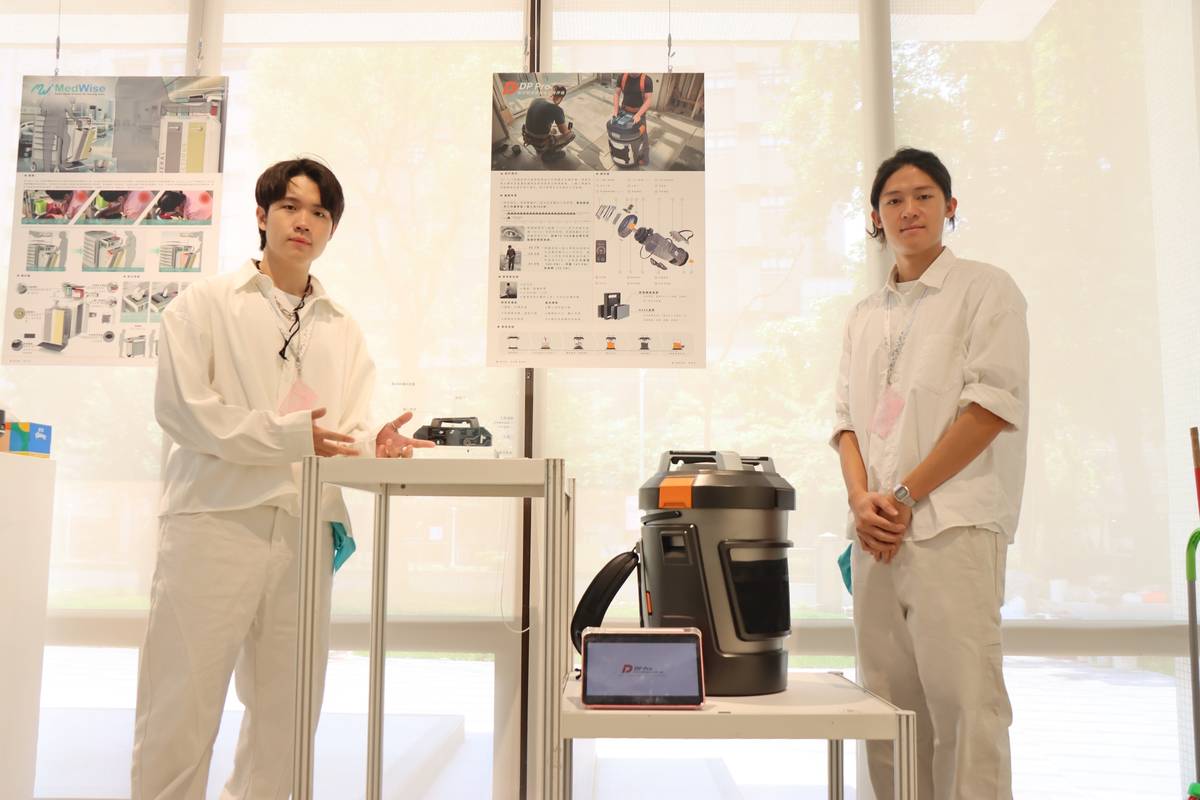 李祥耀（右）、黃柏諺「DP-Pro」採用封閉式攪拌，打造安全友善的裝修設備。(北科大提供)