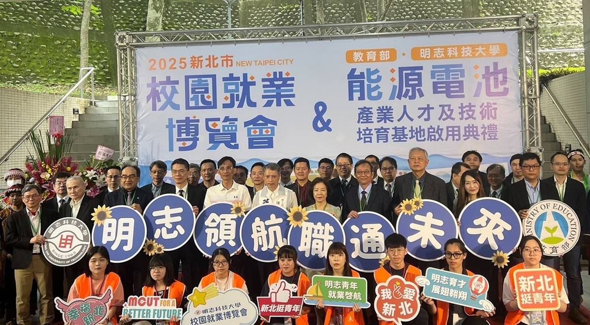 教育部技職司司長楊玉惠與貴賓合影