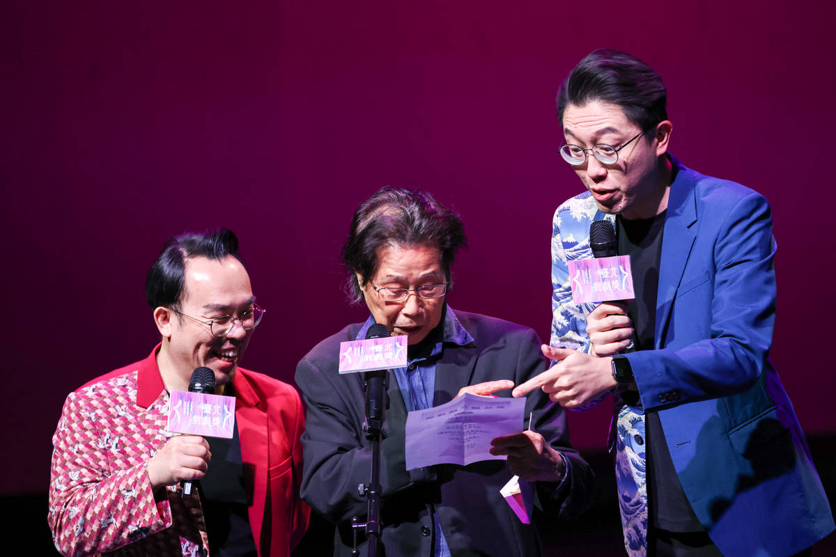 主持人與評審團總召集人吳靜吉博士(中)共同揭撓作品獎入圍名單