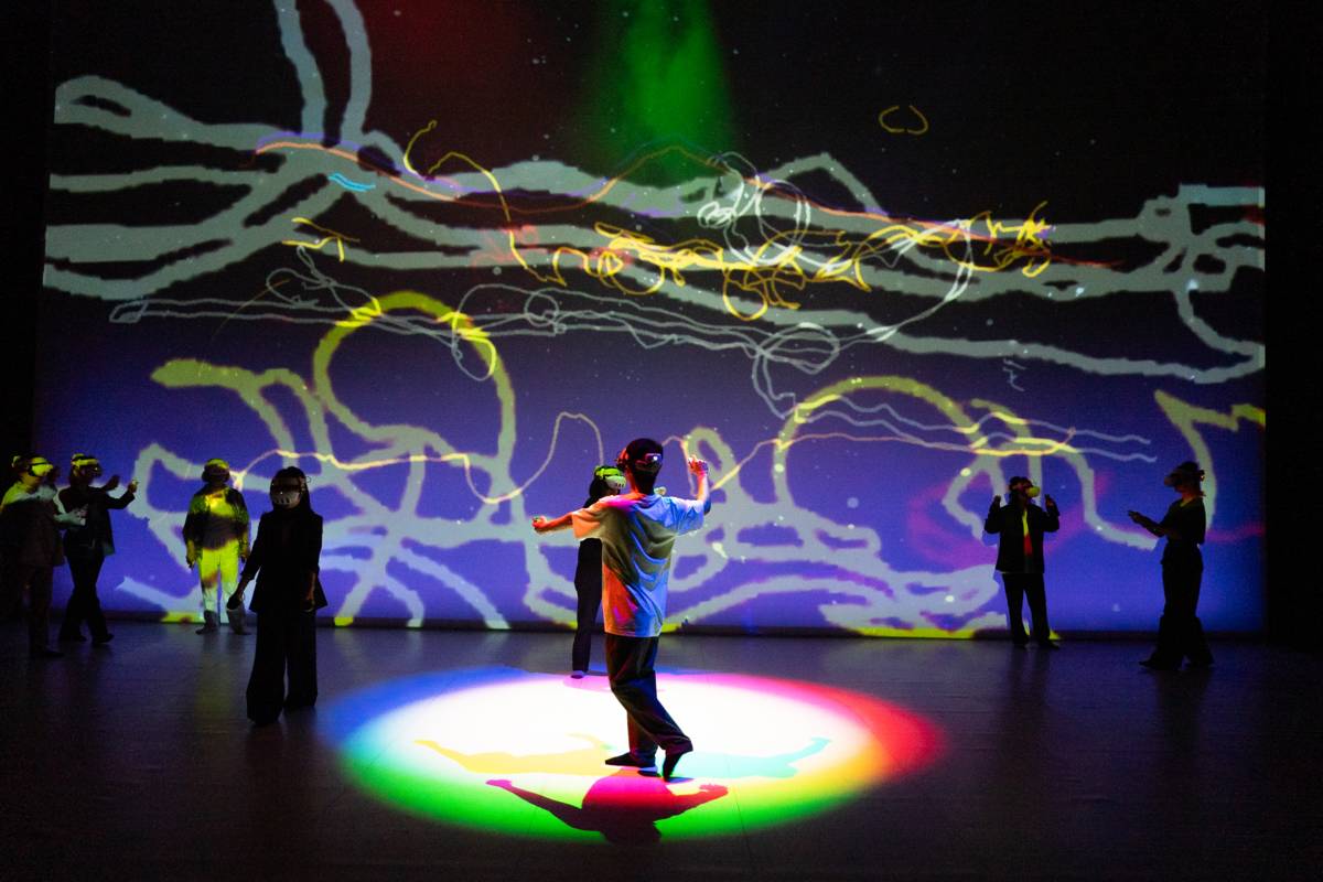 2025 NTT Arts NOVA—狠劇場《自由遊戲—XR身體音樂計畫》 VR手把化作一支自由揮灑的畫筆，筆觸輕盈地在空間中漂浮，轉化成各式色彩線條 ©臺中國家歌劇院