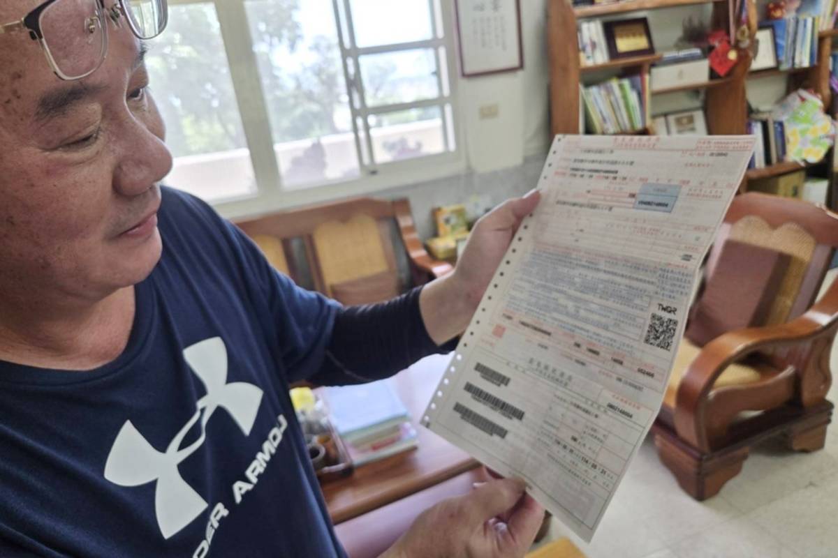 臺東縣利嘉國小近日收到房屋稅單，
校長林庭瑤向臺東縣稅務局反映，稅務局回應，因房屋稅條例第15條修正，電腦勾稽無法審核，只要拍照證明是司令臺，就免繳稅。