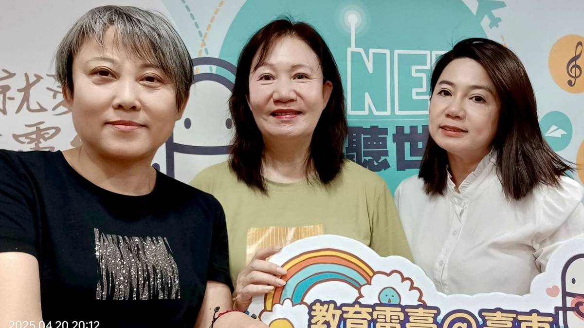 主持人和来賓合影