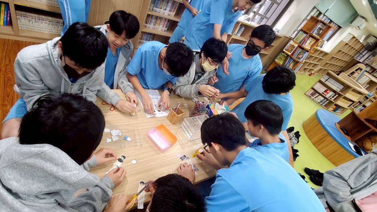 學生透過服裝造型拼貼，思考服裝風格與性別刻板印象的關聯