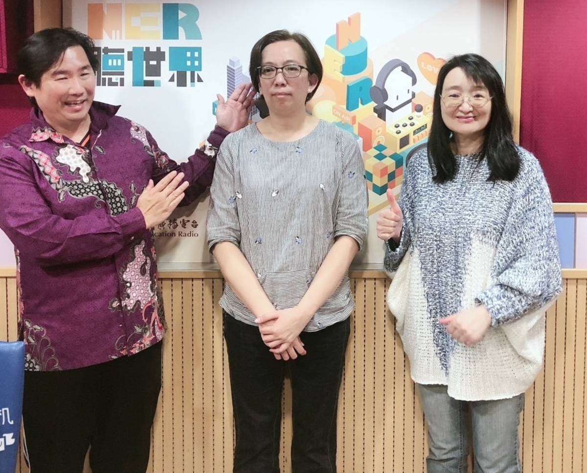 來賓李小芳(中)與主持人們