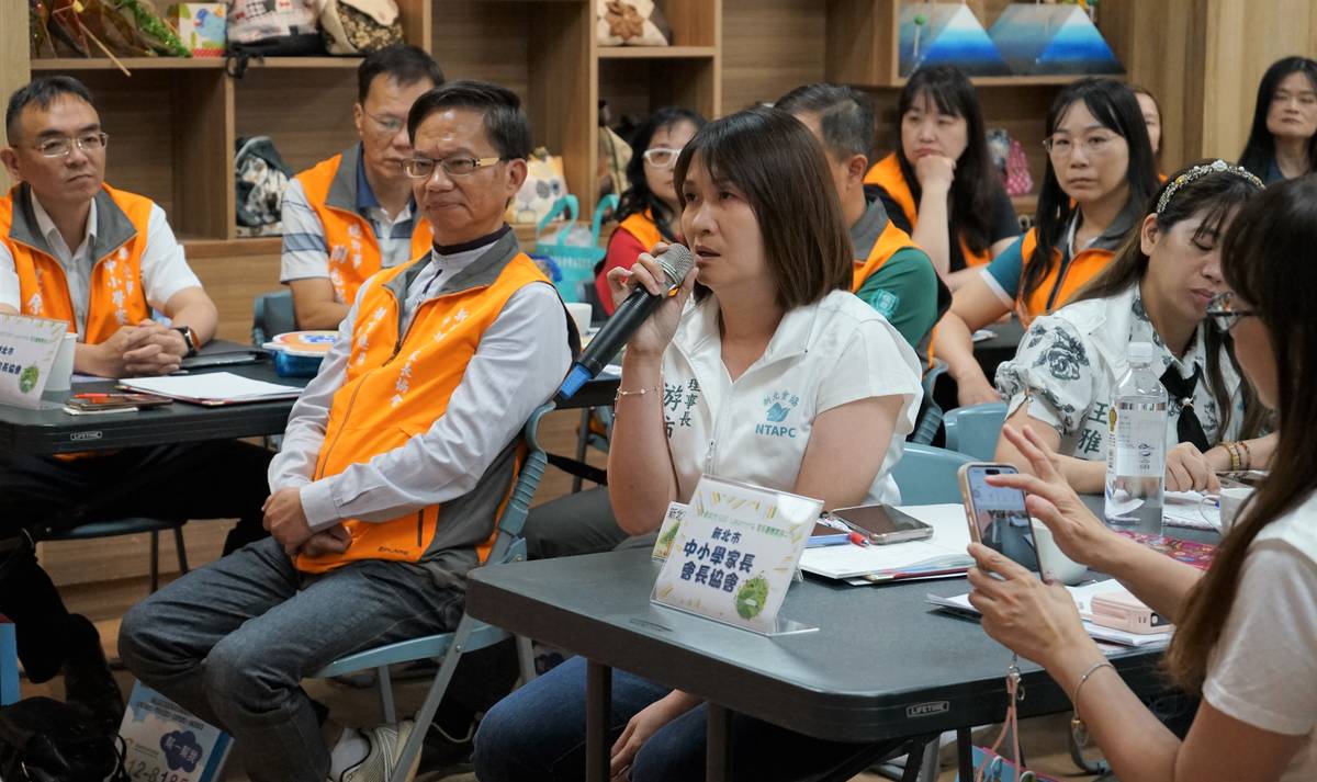 活動現場與局長座談-中小學家長會長協會游沛淇理事長回饋寶貴意見