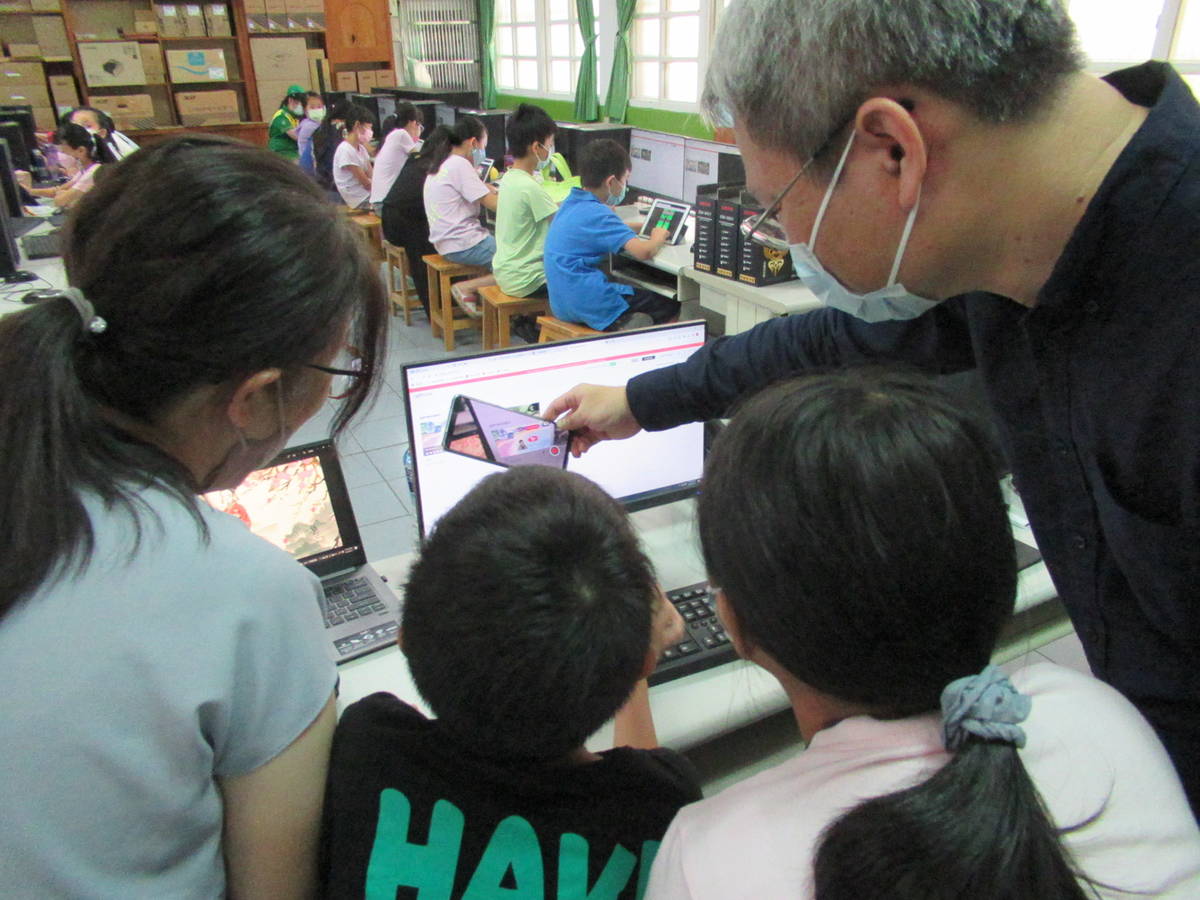 元智中語系黃智明老師至瑞豐國小教導國小學生用AI創作兒童繪本。(元智大學提供)