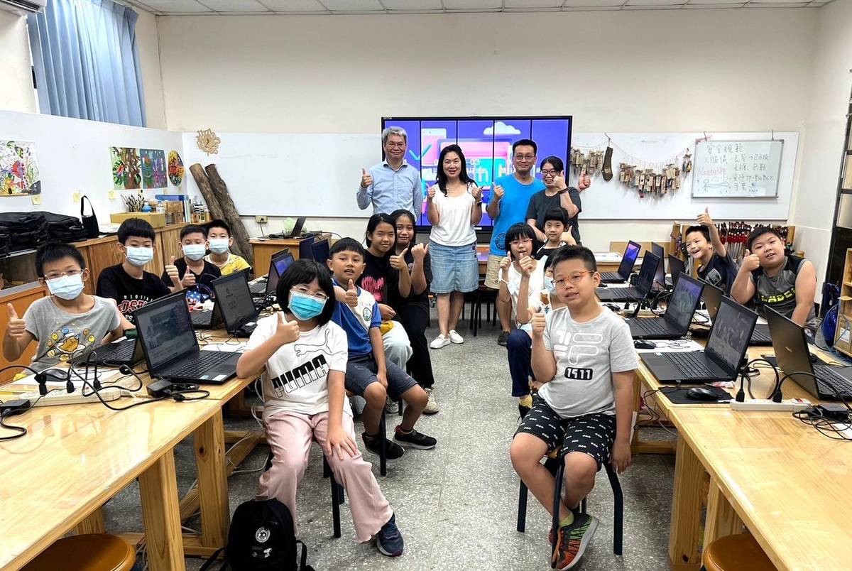 元智中語系黃智明老師至南興國小教導國小學生用AI創作兒童繪本(元智大學提供)