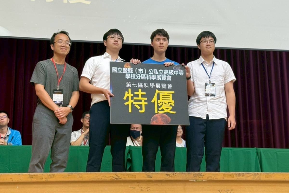 臺東高中主辦東區科展，9件作品獲獎率百分百，由老師李建寬指導，曾琮凱、薛理恩與林詩唯共同完成的作品「范氏起電機驅動之靜電風車運動模型探討」榮獲特優獎，