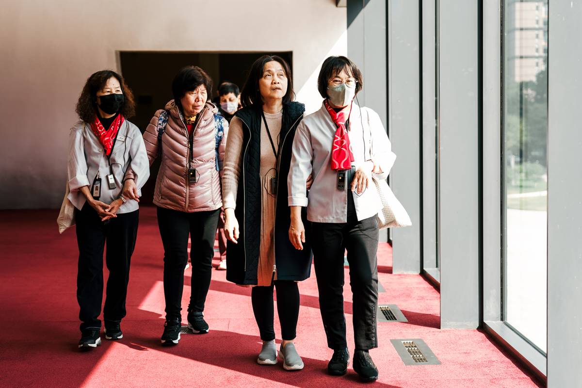受過專業培訓的導覽志工以「人導法」一對一陪伴方式為視障朋友導覽介紹歌劇院空間 ©臺中國家歌劇院，攝影黃必賢