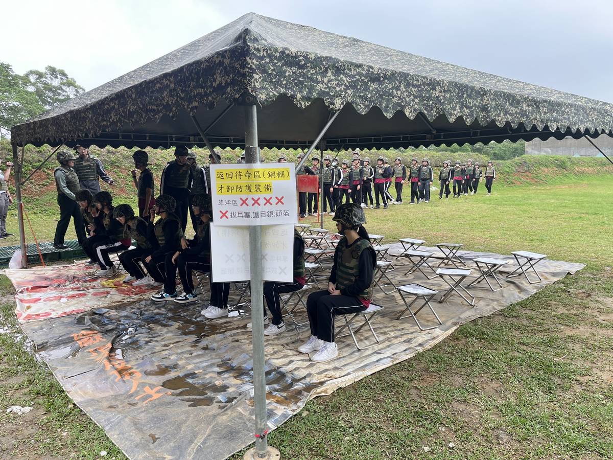 麗山高中學生依序進入預備區等待射擊