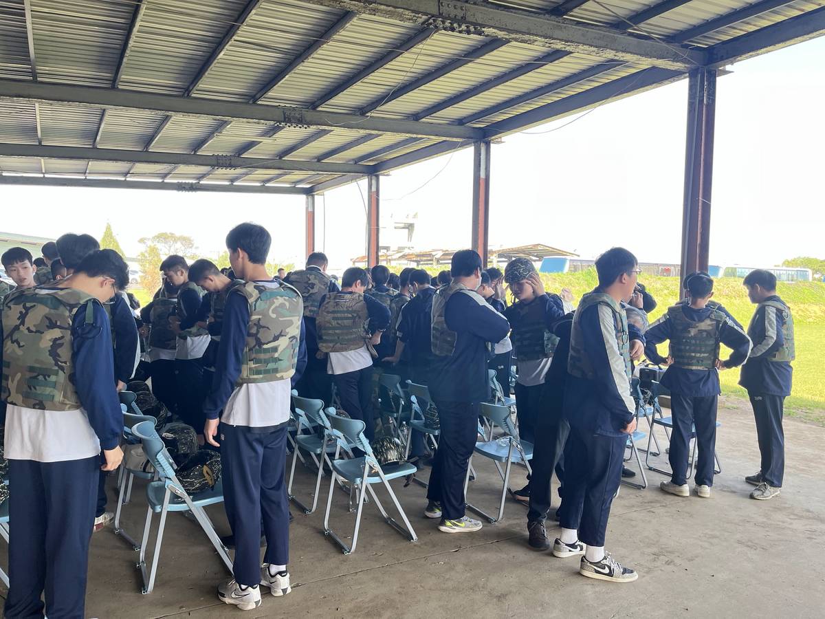 惇敘工商學生在鋼棚區穿著防護裝備