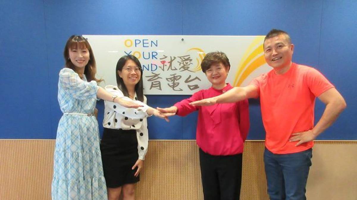 左起 節目主持人（臺中市立光正國民中學 林筱玲校長、臺中市大里區草湖國民小學 蔡雅婷老師）來賓（臺中市國民中學體育促進會主任委員-沙鹿國中王秀如校長）及教育電台常罡。