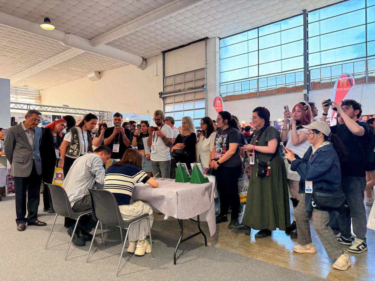 「Taiwan_Comics」臺灣館開幕茶會安排2位參展漫畫家現場簽繪。（駐義大利代表處文化組提供）.