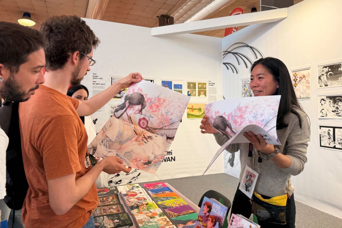 「Taiwan_Comics」臺灣館現場工作人員向義國讀者熱情解說。（駐義大利代表處文化組提供）