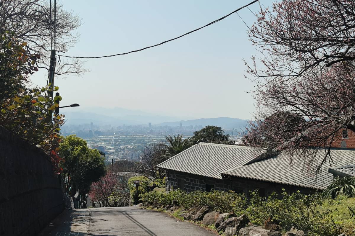 臺北市大地工程處舉辦步道生態解說導覽活動，在郵政訓練所步道眺望關渡平原和周邊山景