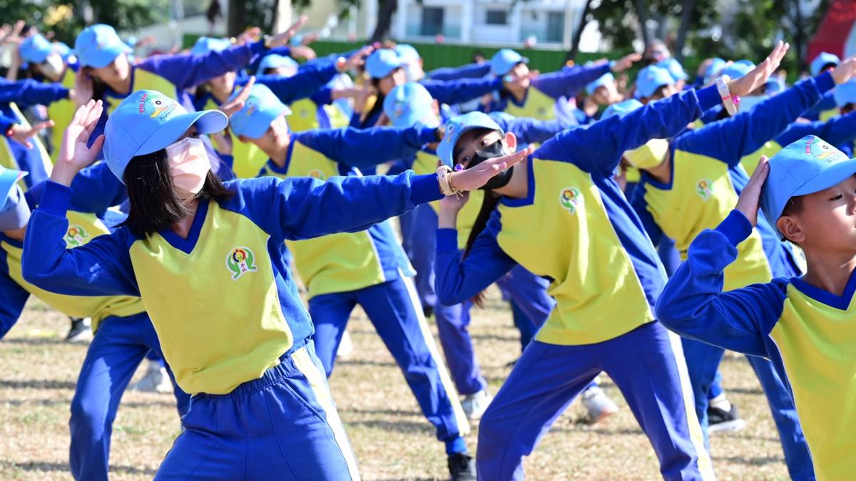 112 學年度「視力保健績優學校」特優－嘉義縣大林鎮平林國民小學－戶外運動時間 學生集體做操