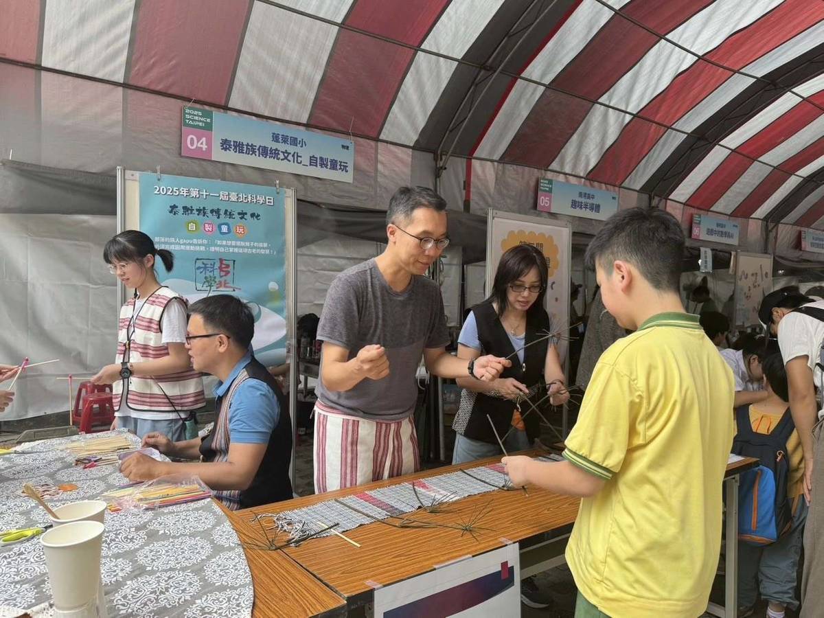 現場攤位體驗原民傳統技藝 (臺師大提供)