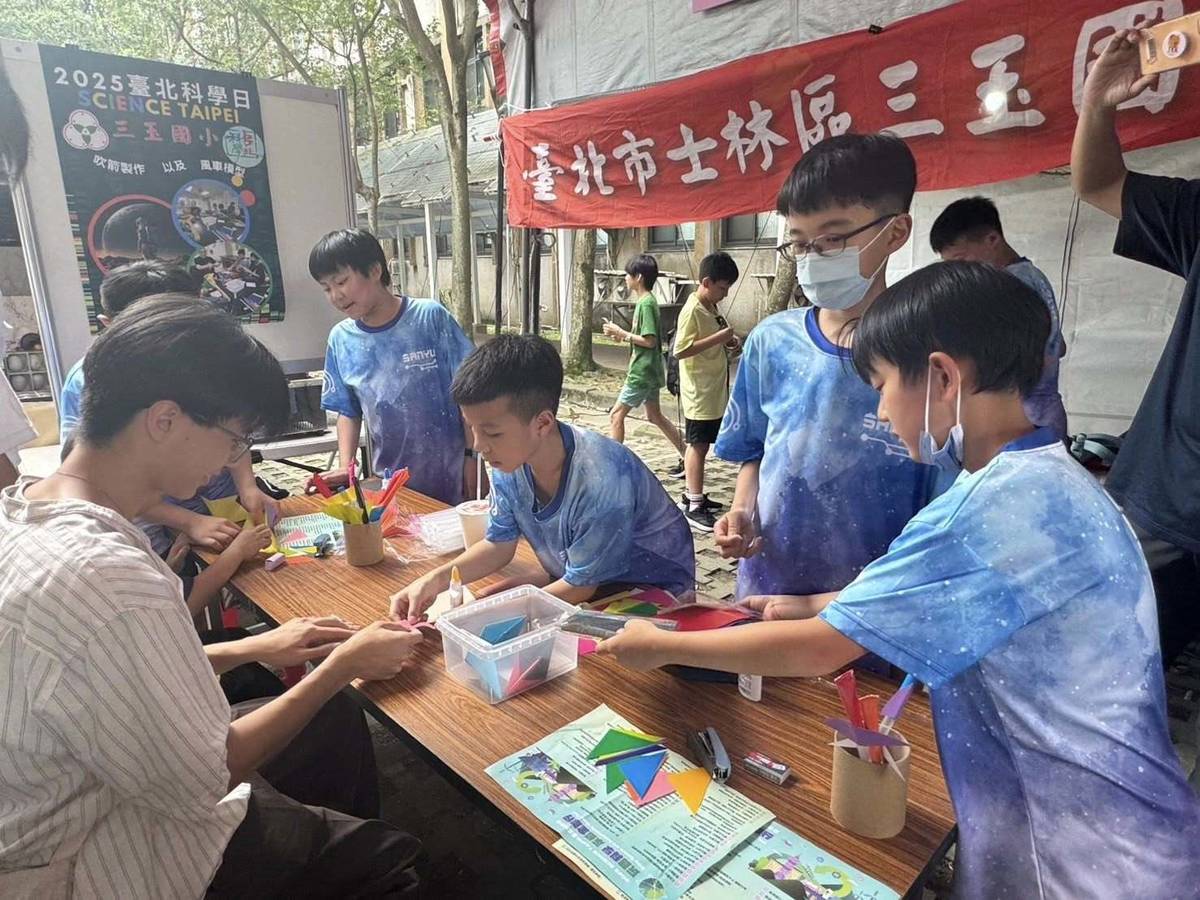 各學校準備的實驗吸引許多小朋友體驗 (臺師大提供)