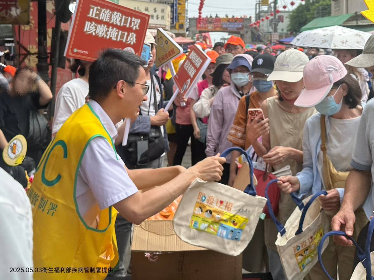 疾管署設計多款具創意且實用的衛教品，透過寓教於樂方式發放，獲得民眾熱烈回響 (疾管署提供)