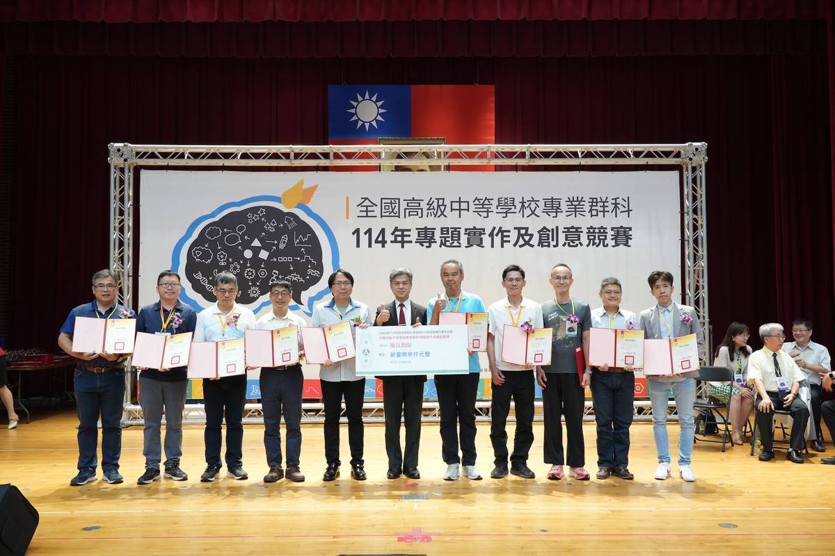 署長頒發優良教師合影