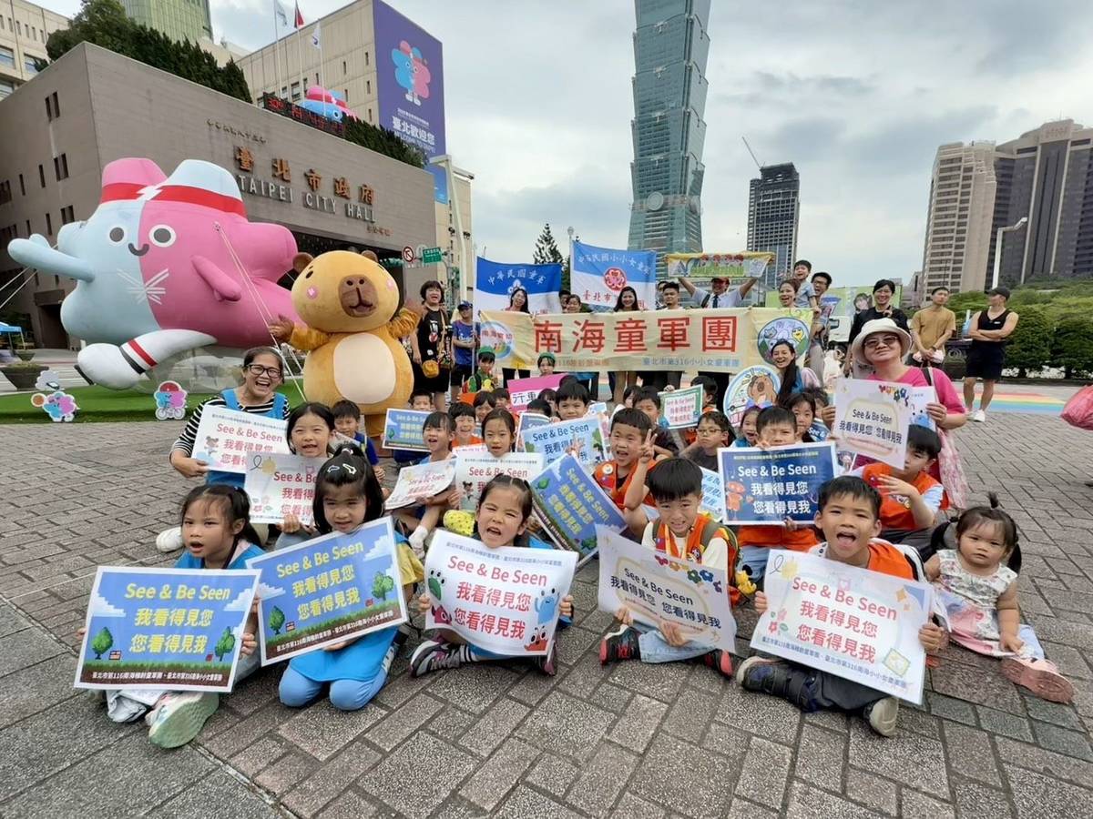 南海實驗幼兒園稚齡童軍團勇闖第一關定向運動，成功猜出世壯運吉祥物名字，並與壯寶及水豚君合照.jpg