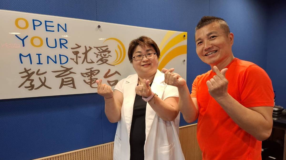 中臺科技大學牙體技術暨材料系副主任江亭儀老師與常罡合影  