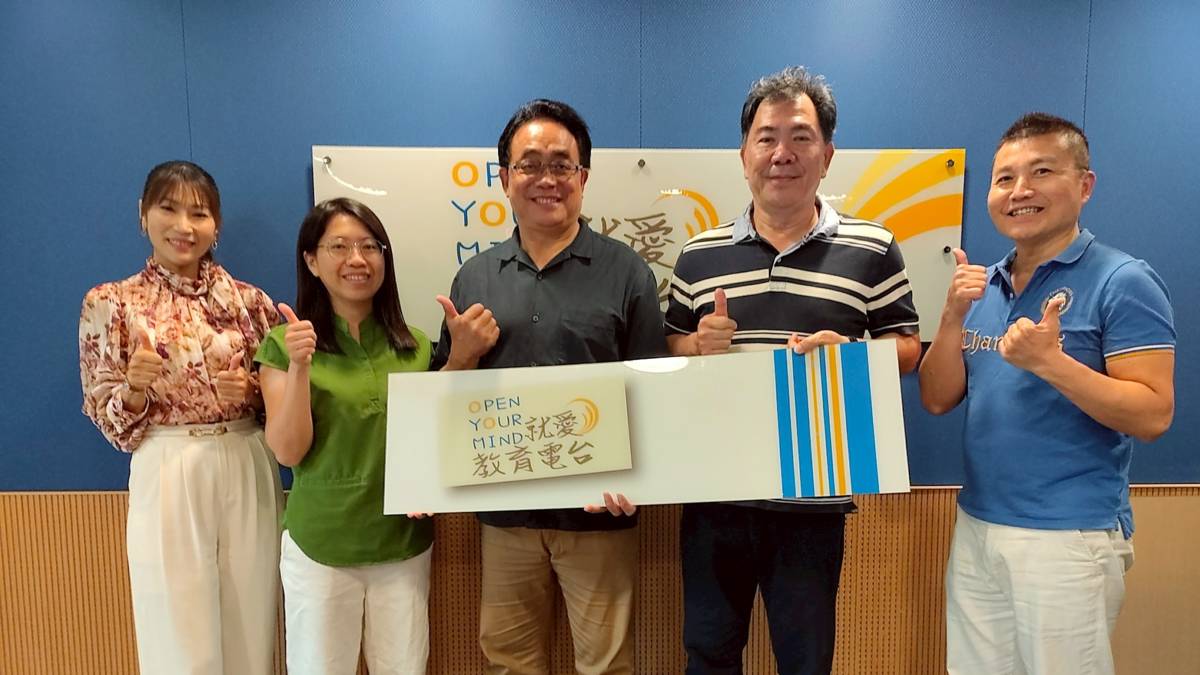 左起 節目主持人（臺中市立光正國民中學 林筱玲校長、臺中市大里區草湖國民小學 蔡雅婷老師）來賓（臺中市北屯區松強國小 張永雄校長、臺中市沙鹿區鹿陽國小 邱炳彰校長）及教育電台常罡。
