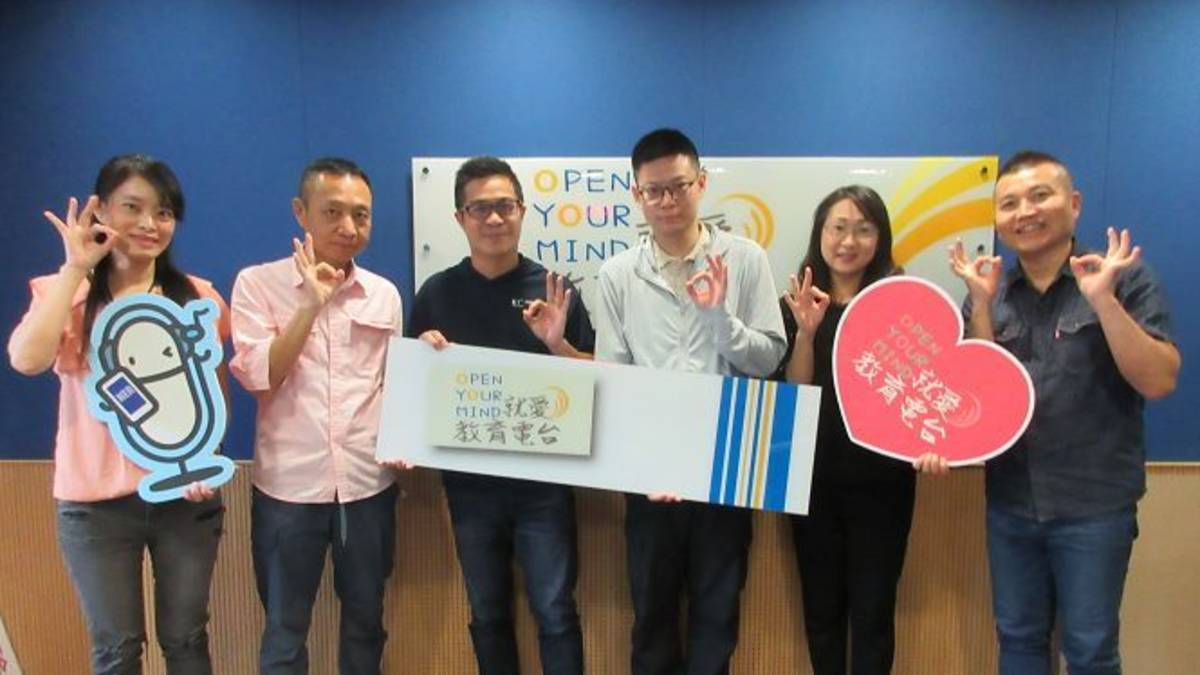 左起 節目主持人（臺中市北區太平國民小學 陳奕蓁主任、臺中市烏日區九德國民小學退休教師 馮寬德（趙翔））來賓（臺中市家庭教育中心推廣教育組 謝呈祥組長、臺中市家庭教育中心推廣教育組家庭教育專業人員 陳少諄先生、親職教育講師 吳思怡小姐）及教育電台常罡。
